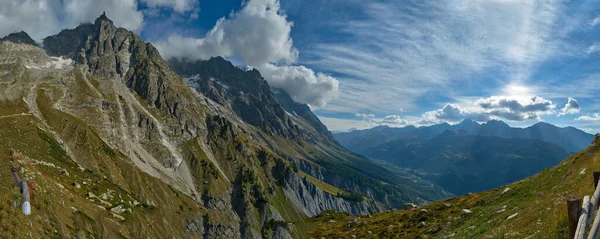 Courmayeur Valley Mont Blanc 전경과 이탈리아 알프스 산맥의 몽블랑 — 스톡 사진