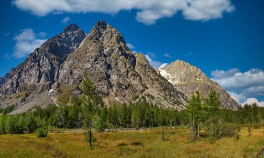 Berrak mavi gökyüzü ve az bulutlu dağ manzarası, Val Ferret, Aosta, İtalya