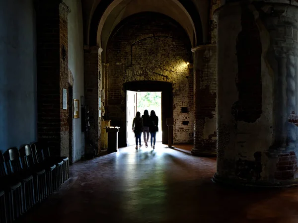 Tre Giovani Donne Escono Una Chiesa Abbey Chiaravalle Milano Italia — Foto Stock