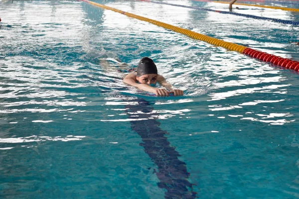 Молода Дівчина Плаває Басейні Підтримки Ради Практикуючих Плавний Рух Поверхні — стокове фото