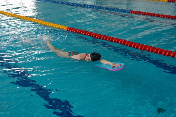 Молода Дівчина Плаває Басейні Підтримки Ради Практикуючих Плавний Рух Поверхні — стокове фото