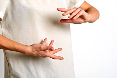 Kız annesinin vücudunu verir, önünde açık elle gösterir jest, tartışma, işaret dili sağır