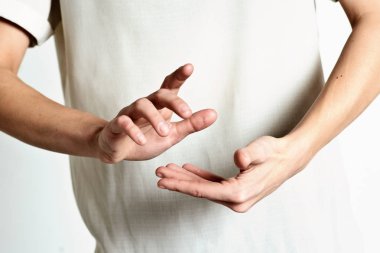 Kız annesinin vücudunu verir, önünde açık elle gösterir jest, tartışma, işaret dili sağır