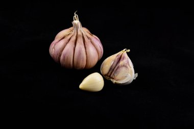 Soğan ve sarımsak karanfil, bir çift siyah bir arka plan üzerinde yalan yakın çekim