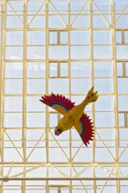 Kız annesinin vücudunu verir, önünde açık elle gösterir jest, tartışma, işaret dili sağır