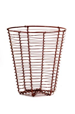 Office, metal çubuklar ve tel sepet beyaz izole kırmızı renkte boyalı