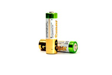 Birkaç beyaz bir arka plan üzerinde renkli alkalin piller geçirdi. Rusya, Volgograd, 19 Ağustos 2018