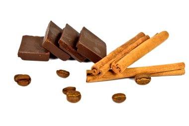 Tarçın, kahve çekirdekleri ve çikolata üzerine beyaz izole bir kaç dilim