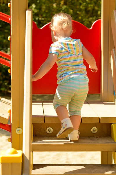 Fille Marche Sur Les Marches Ville Des Enfants Sur Terrain — Photo