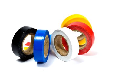 Beyaz arka plan üzerinde renkli bant (teyp yalıtım) birkaç bobinler