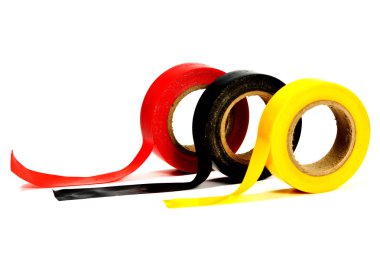 Beyaz arka plan üzerinde renkli bant (teyp yalıtım) birkaç bobinler