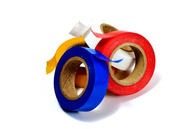 Beyaz arka plan üzerinde renkli bant (teyp yalıtım) birkaç bobinler