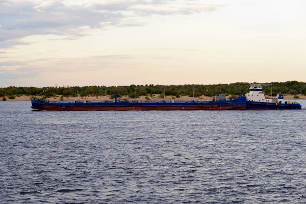 Vraquier Passant Sur Chenal Fluvial Près Petite Île Sur Laquelle — Photo