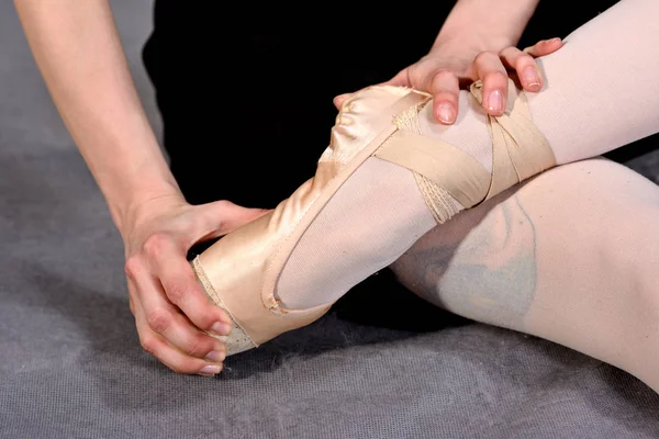 Fechar Pés Uma Bailarina Sapatos Pontiagudos Fundo Cinza Escola Clássica — Fotografia de Stock