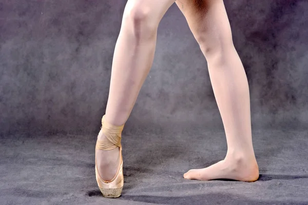 Fechar Pés Uma Bailarina Sapatos Pontiagudos Fundo Cinza Escola Clássica — Fotografia de Stock