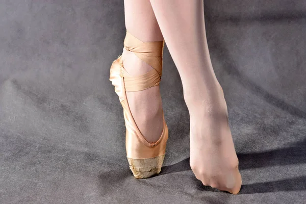 Fechar Pés Uma Bailarina Sapatos Pontiagudos Fundo Cinza Escola Clássica — Fotografia de Stock