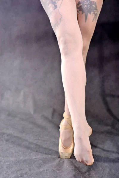 Primo Piano Dei Piedi Una Ballerina Scarpe Punta Sfondo Grigio — Foto Stock