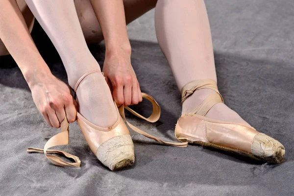 Närbild Ballerinas Fötter Pointe Skor Grå Bakgrund Klassiska Skolan Balett — Stockfoto