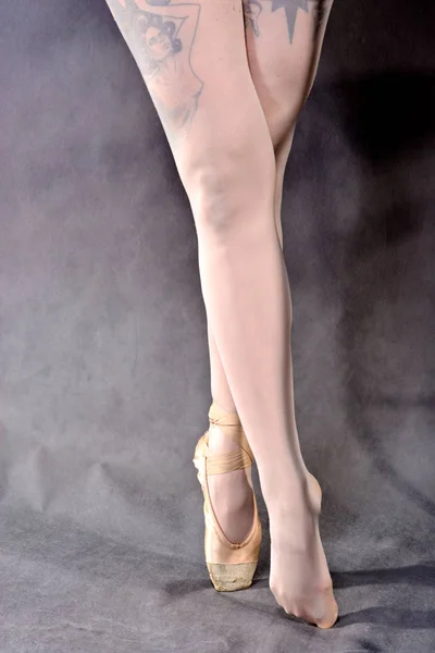 Närbild Ballerinas Fötter Pointe Skor Grå Bakgrund Klassiska Skolan Balett — Stockfoto