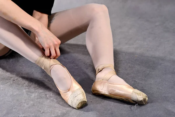 Närbild Ballerinas Fötter Pointe Skor Grå Bakgrund Klassiska Skolan Balett — Stockfoto