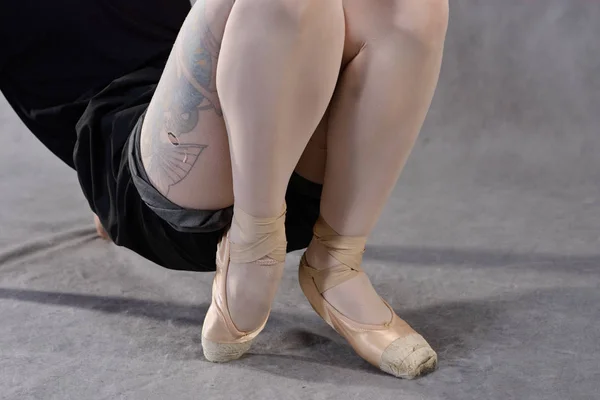 Close Van Een Ballerina Voeten Pointe Schoenen Een Grijze Achtergrond — Stockfoto