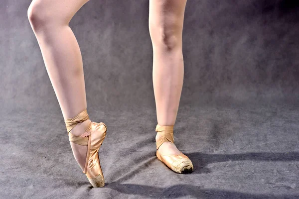 Fechar Pés Uma Bailarina Sapatos Pontiagudos Fundo Cinza Escola Clássica — Fotografia de Stock