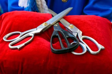 Makas Bant kesim için yapılmış büyük bir çift açık kırmızı kadife yastık