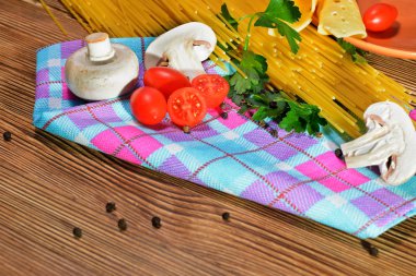 İtalyanca, spagetti lezzetli makarna hazırlanması için bir dizi monte. Bir tablo peçete ve seramik plaka ahşap bir masa üzerine monte