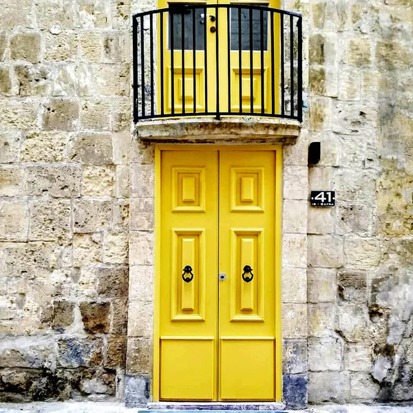 Staré Dřevěné Dveře Byly Namalovány Žlutě Starožitnými Litinové Rukojetí Vstupní — Stock fotografie