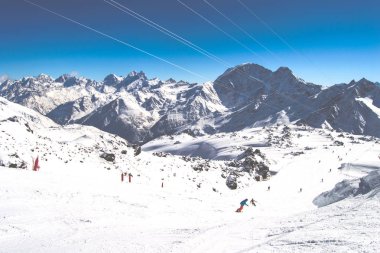 Karla kaplı tepeler Kafkas Dağ Sırtı güneşli bir arka plan üzerinde kayak pisti parçası