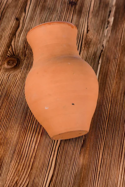 Keramiktopf Oder Krug Von Hand Auf Holztisch Hintergrund — Stockfoto