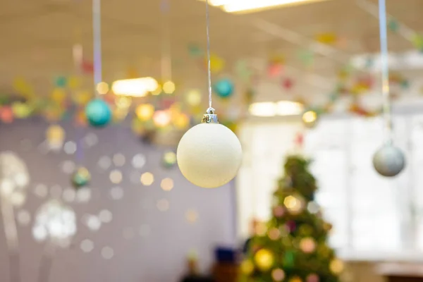 Kerst Glazen Speelgoed Achtergrond Van Zaal Met Een Naaldboom Ingericht — Stockfoto