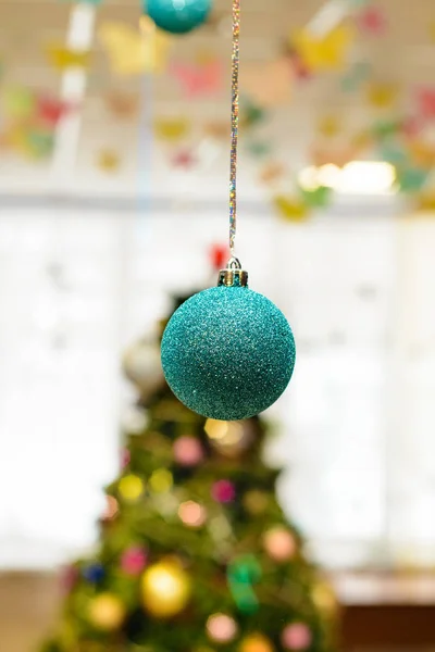 Weihnachtsglasspielzeug Auf Dem Hintergrund Der Halle Mit Einem Weihnachtlich Geschmückten — Stockfoto