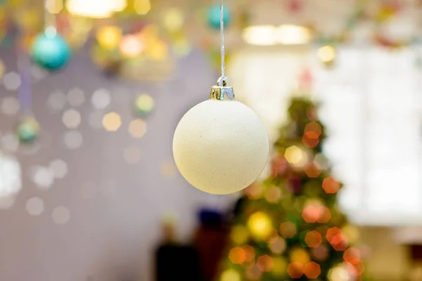 Juguete Cristal Navidad Fondo Sala Con Pino Decorado Para Navidad — Foto de Stock