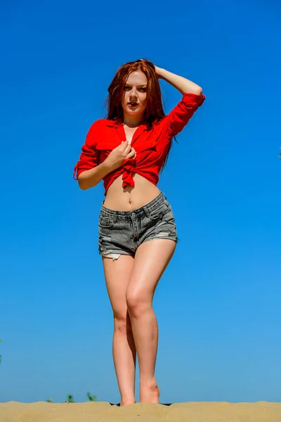 Retrato Chica Pelo Rojo Con Camiseta Roja Pantalones Cortos Grises —  Fotos de Stock