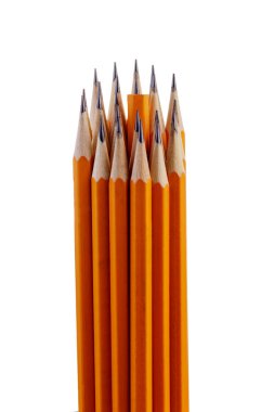 Beyaz arka plan üzerinde izole bir keskinleştirilmiş değil vurgu ile çok renkli turuncu kalemler