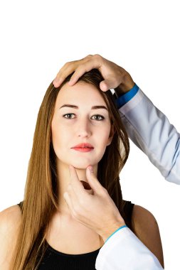 Estetik ameliyattan önce cilt kontrolü. Güzellik uzmanı kadın yüzüne dokunuyor.