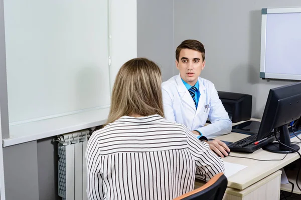 To see a male doctor consults with the patient, a woman, Conceptual communication