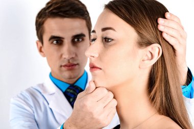 Doktor, Erkek, hastanın burun eğriliği ve dudaklar simetri değerlendirmek için Profil görüntüleniyor. Yakın çekim.