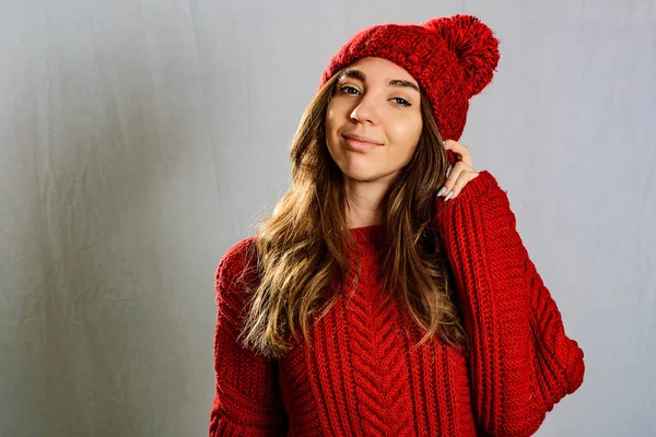 Close up rosto retrato de dente sorrindo jovem mulher vestindo vermelho — Fotografia de Stock