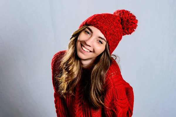 赤い服を着てこぼれるような笑顔の若い女性の顔の肖像画を間近します。 — ストック写真