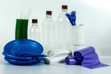 çok renkli plastik sofra üzerinde beyaz izole
