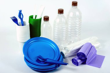 çok renkli plastik sofra üzerinde beyaz izole