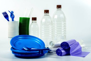 çok renkli plastik sofra üzerinde beyaz izole