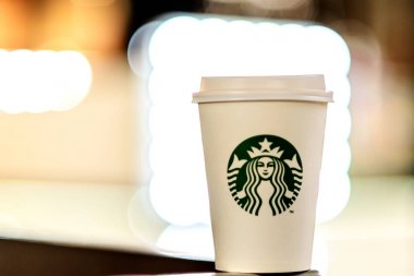 Bir beyaz kağıt fincan ile kahve Starbucks gelen giriş karşı