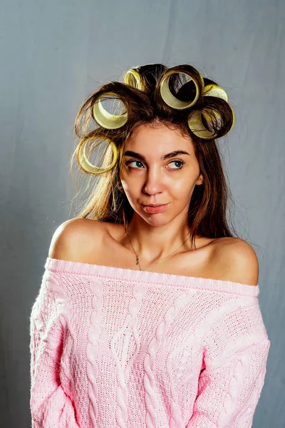 O retrato menina bonita em encrespadores de cabelo isolado em cinza — Fotografia de Stock