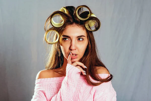 O retrato menina bonita em encrespadores de cabelo isolado em cinza — Fotografia de Stock