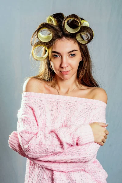 O retrato menina bonita em encrespadores de cabelo isolado em cinza — Fotografia de Stock