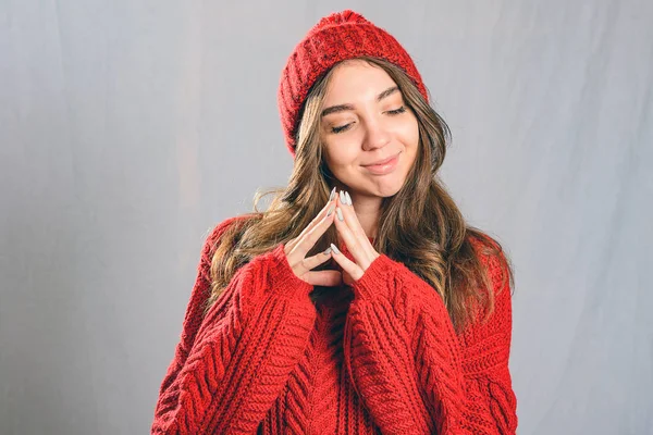 Bella, giovane donna in maglia rossa maglione e cappello su ba grigio — Foto Stock