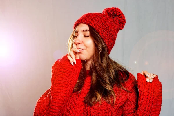 Mulher bonita, jovem em camisola de malha vermelha e chapéu em ba cinza — Fotografia de Stock